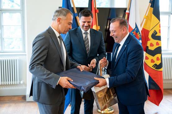 Übergabe von Gastgeschenken.