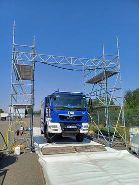 Schleuse zur Desinfektion von LKW, das THW hat Fahrzeug und Schleuse für die Übung bereitgestellt