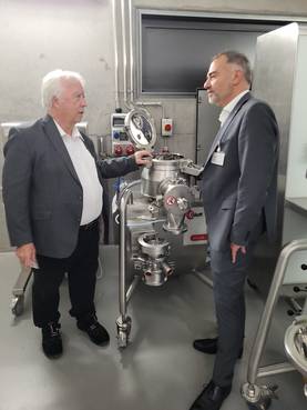 Reinhard Nowak und Peter Kleine während des Rundgangs durch die Produktionsstätte