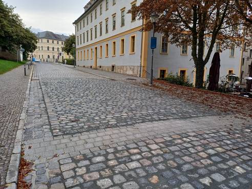 Damit die in Beton verlegten Pflasterbereiche im Zuge der Plateauaufpflasterungen noch entsprechend abbinden und aushärten können, muss die Burgplatzdurchfahrt noch bis zum 30. September 2024 gesperrt bleiben.