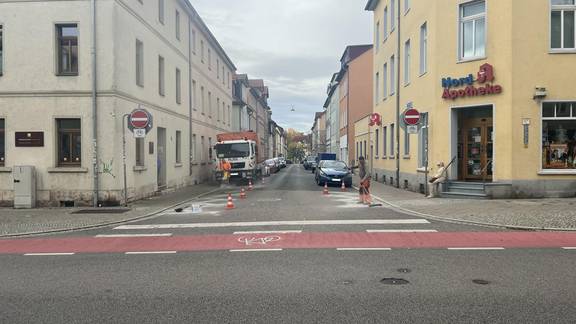 Markierer Viatec aus Altenburg bei der Änderung Markierung in der Friedrich-Naumann-Straße