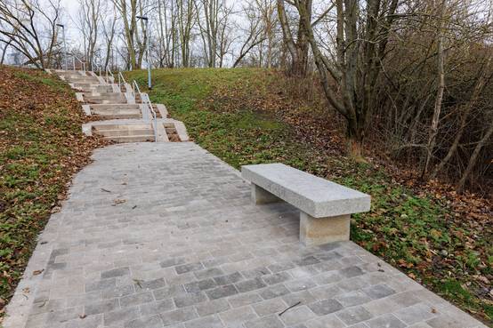 Der schwierige Boden des Lärmschutzdamms machte es notwendig, die Treppen besonders stabil zu bauen.