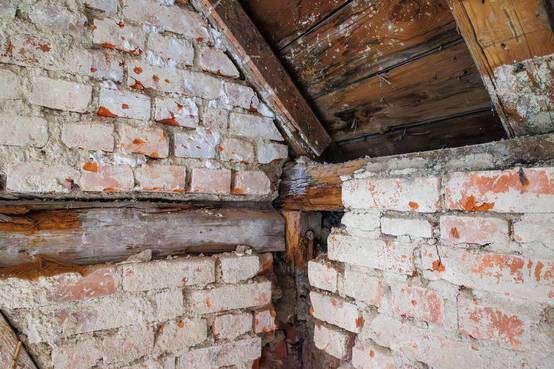 Mit Freilegung der Dachschrägen wurden bisher nicht erkennbare Bauschäden an Fachwerk, Deckenbalken und der Sparrenlage des Daches festgestellt.