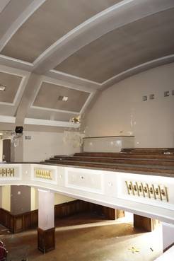 Blick in den Veranstaltungssaal, mit Blick auf die Emporen, 2021