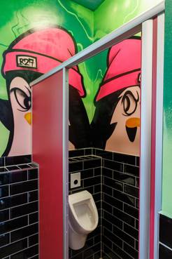 Der alte Sanitärraum wurde vollständig entkernt, Wasser- und Heizungsleitungen neu verlegt, Fußboden und Wände gefliest und die Sanitärobjekte montiert.