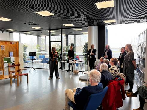 Die Kuratorin der Ausstellung, Dr, Cornelia Erdmann (Weimar), bei ihrer Einführung in die Ausstellung
