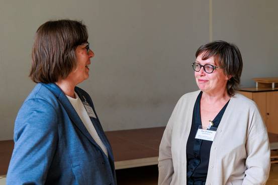 Dr. Michaele Geweke (Jury-Mitglied) und Schulleiterin Ilka Drewke im Gespräch