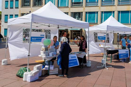 An verschiedenen Infoständen stellten die Mitarbeitenden ihre Aufgaben und Angebote vor.