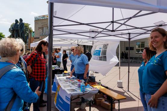 An verschiedenen Infoständen stellten die Mitarbeitenden ihre Aufgaben und Angebote vor.