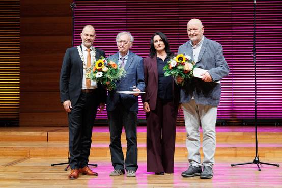 Die Stadtratsvorsitzende Katrin Götz und Oberbürgermeister Peter Kleine verleihen die silberne Ehrennadeln an Jürgen Borchert (links im Bild) und Detlev Schilling.