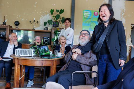 Für Festivalleiter Alan Bern und Sayumi Yoshida, die ebenfalls seit Jahren beim Yiddish Summer Weimar engagiert ist, gab es noch nachträgliche Glückwünsche zur Hochzeit. Alles Gute!
