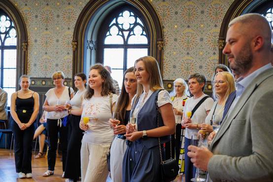 Im Festsaal fanden sich zur Eröffnung neben den Künstlerinnen und Künstlern auch Delegationen aus den Partnerstädten, Freundschaftsgesellschaften sowie interessierte Bürger und Bürgerinnen ein.