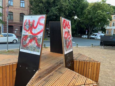 Eine durch die Partnerschaft für Demokratie Weimar geförderte Sitzbank am August-Frölich-Platz wurde mit roter Farbe beschmiert.