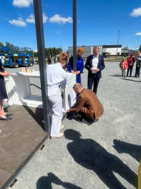 Hämeenlinnas Bürgermeister Parviainen schraubt das Erläuterungsschild an