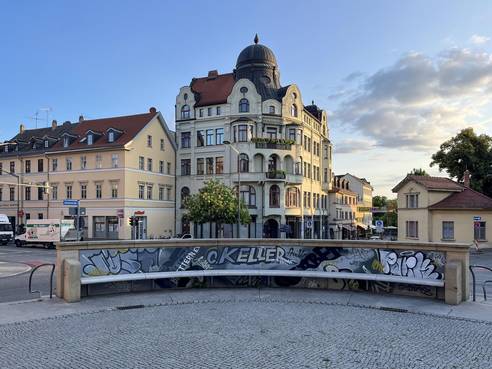 Gestaltung der Brunnenmauer am Wielandplatz mit Blick aufs Hansahaus