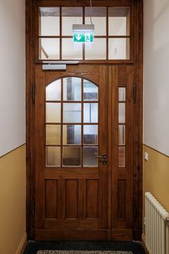 Holzfußböden, aufgearbeitete historische Türen, neue Akustikdecken, LED-Ausleuchtung und neue sanitäre Einrichtungen schaffen einen Wohlfühlort für Besucher und Mitarbeiter.