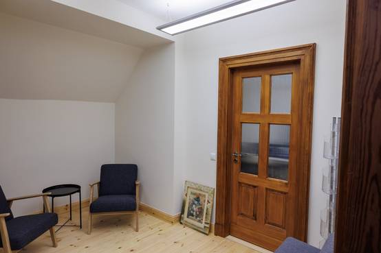 Holzfußböden, aufgearbeitete historische Türen, neue Akustikdecken, LED-Ausleuchtung und neue sanitäre Einrichtungen schaffen einen Wohlfühlort für Besucher und Mitarbeiter