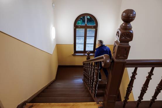 Holzfußböden, aufgearbeitete historische Türen, neue Akustikdecken, LED-Ausleuchtung und neue sanitäre Einrichtungen schaffen einen Wohlfühlort für Besucher und Mitarbeiter