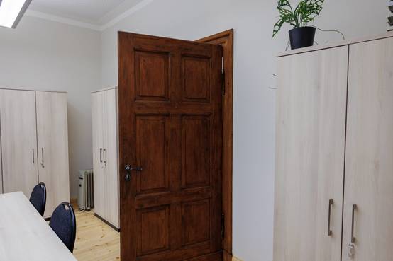 Aufgearbeitete historische Türen.