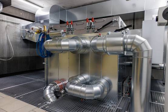 Wärmetauscher, Rückkühlwerk und zugehörige Messtechnik sollen nun für die nächsten Jahre einen emissionsarmen und energieeffizienten Betrieb sichern.