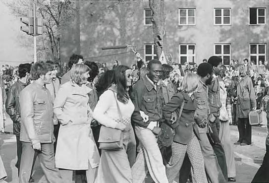 Teilnehmer des Umzugs, vermutlich eine Abordnung aus dem „Weimar-Werk“, in dem nicht wenige afrikanische Gastarbeiter tätig waren.