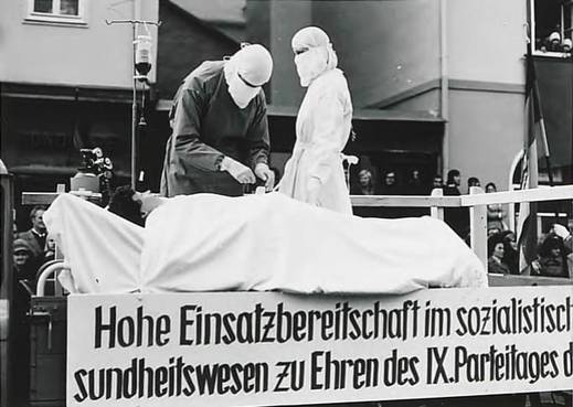 Operation am offenen Herzen? Fahrzeug des Gesundheitswesens beim Festumzug.