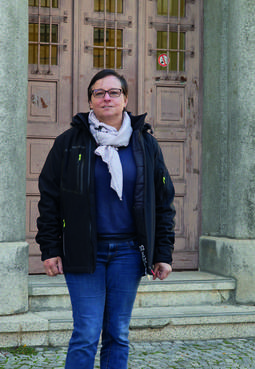 Amtsleiterin Angela Braumiller vor den Eingang der Außenstelle der Stadtverwaltung am Markt, die vor Kurzem selbst Ziel von Vandalismus war.