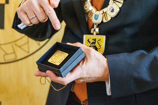 Die Ehrengabe als Zeichen der Anerkennung für besondere Verdienste um Weimar wird als Einzelstück von der Weimarer Künstlerin Nane Adam gefertigt. Sie ist der Form einer „Stolperstein“-Oberfläche nachempfunden. Sie zeigt eine Darstellung des Goethe-Schiller-Denkmals in Verbindung mit dem Lagertor von Buchenwald und symbolisiert die Höhen und Tiefen der Weimarer Geschichte als zwei Seiten einer Medaille.