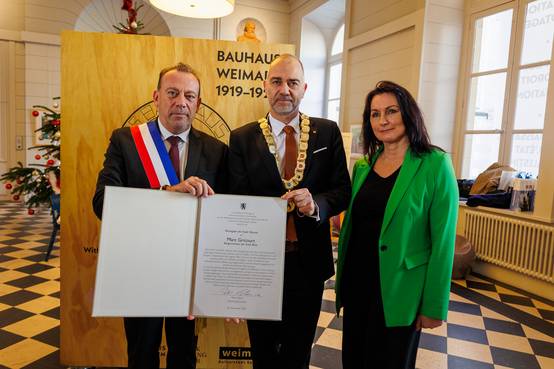 Blois Bürgermeister Marc Gricourt, Weimars Oberbürgermeister Peter Kleine und Weimars Stadtratsvorsitzende Katrin Götz in Blois.  „Die Partnerschaft zwischen Weimar und Blois war von Beginn an von einer besonderen Lebendigkeit geprägt – getragen nicht nur von den Stadtspitzen, sondern vor allem von den vielen engagierten Bürgerinnen und Bürgern beider Städte. In den vergangenen Jahren hat sich diese Dynamik noch einmal eindrucksvoll gezeigt: Ob Jugendaustausch, gemeinsame Sport- und Orchesterprojekte oder unser Zusammenwirken im Rahmen des Weimarer Dreiecks – all diese Begegnungen haben unsere Freundschaft vertieft und sie zu einem echten europäischen Zukunftsprojekt gemacht“, unterstrich Oberbürgermeister Peter Kleine.