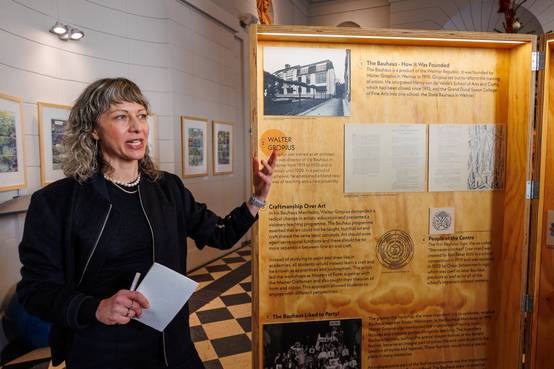 Dr. Cornelia Erdmann, Kuratorin der „Kleinsten Bauhaus-Ausstellung der Welt“ bei der Eröffnung im Rathaus in Blois. Die mobile Ausstellung reist aktuell durch Weimars Partnerstädte.  Alle Stationen: 02.05. - 18.07.2025 Hämeenlinna, Finnland | 24.07. - 14.09.2025, Zamosc, Polen | 16.09. - 21.11.2025, Schowkwa, Ukraine | 01.12.2025 - 15.01.2026, Blois, Frankreich | 23.01. - 27.03.2026, Siena, Italien | vorauss. 02.04. - 22.05.2026, Trier, Deutschland