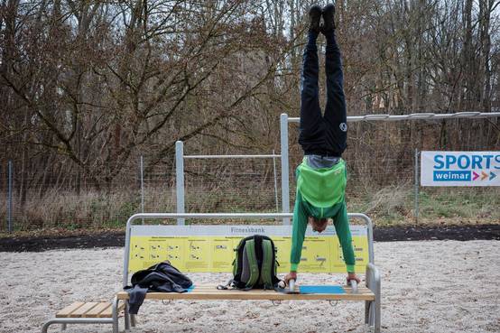 Eine Fitnessbank lädt zum Verweilen und Trainieren ein.