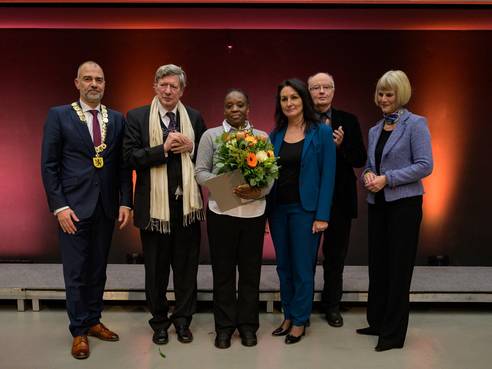 Preisübergabe (v.l.n.r.): Oberbürgermeister Peter Kleine, Laudator Johannes von Dohnanyi, Karen Farisai Mukwasi, Stadtratsvorsitzende Katrin Götz, Volkhard Knigge (Vergabebeiratsvorsitzender), Gundula Gause (Schirmherrin des Menschenrechtspreises)