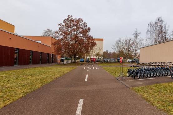 Auf dem zentralen Übungsplatz der Grundschule Lucas-Cranach trainieren alle Weimarer 4. Klassen mit den Rädern den sicheren Umgang im Straßenverkehr.