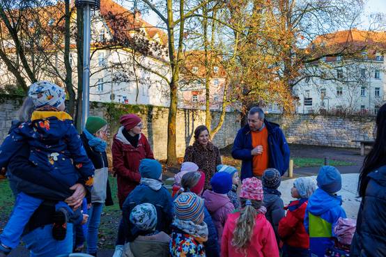 (v. l.) Kinder- und Jugendbeauftragte Sina Solaß, Beigeordnete Dr. Claudia Kolb und Marc Friedrich, Leiter des Grünflächen- und Friedhofsamts, begrüßten die Kinder der Kita Hufeland und stellten das Projekt kurz vor.