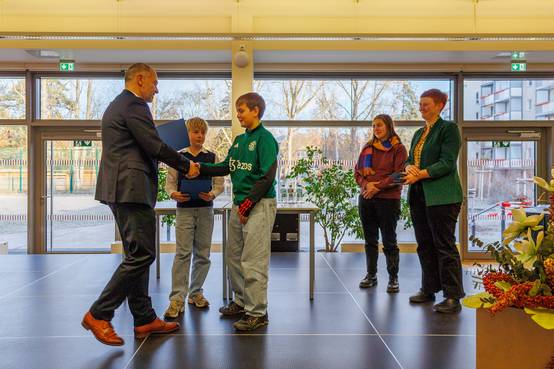 Erik Fischer und Fritz Müller, Schüler der 7. bzw. 6. Klasse, erhielten in ihrer Schule die Bronzene Ehrennadel der Stadt Weimar.
