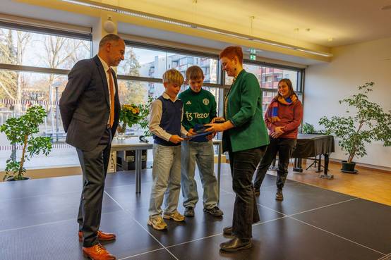 Stadträtinnen Ann-Sophie Bohm (im Bild) und Marit Haferkamp übergaben die Ehrennadeln und Blumen.