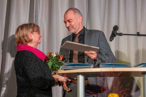 Antje Bräuer hat über Jahrzehnte das kulturelle Leben Weimars entscheidend mitgestaltet – zunächst als Pressedramaturgin, später als langjährige Leiterin des Besucherservice am Deutschen Nationaltheater. Sie war Motor und Mitgründerin des Förder- und Freundeskreises von DNT und Staatskapelle und engagierte sich maßgeblich für den Erhalt des Mehrspartentheaters, etwa während der existenzbedrohenden Debatten im Jahr 2002. Auch nach ihrem Ruhestand wirkt sie in verschiedenen kulturellen Vereinen weiter und hat mit ihrer beharrlichen, verbindenden Art das kulturelle Miteinander der Stadt nachhaltig geprägt.