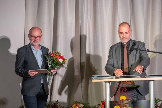 Axel Stefek prägt als Stadtchronist, Autor und engagierter Vermittler die Erinnerungskultur Weimars. Mit der von ihm herausgegebenen Jahresschrift „Beiträge zur Weimarer Geschichte“ schafft er ein zentrales Publikationsforum, das historische Themen wissenschaftlich fundiert und zugleich verständlich zugänglich macht. Durch vielfältige Stadtführungen, Vorträge und Ausstellungen eröffnet er neue Perspektiven auf die Stadt und stärkt historisches Bewusstsein und demokratische Orientierung. Sein Wirken verbindet Museen, Bürgerschaft und Stadtgeschichte und macht ihn zu einer unverzichtbaren Stimme der Weimarer Stadtidentität.