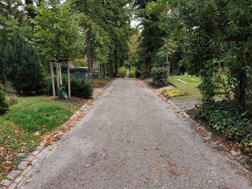 Wegabschnitt mit fertiger Makadamdecke