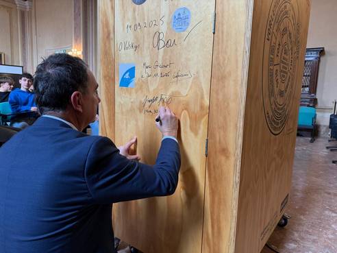 Auch in Siena wurde der Koffer von Vertretern der Stadt signiert.