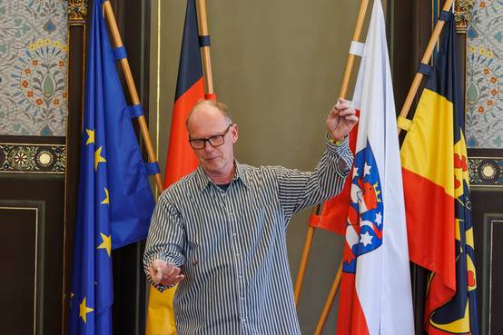 Lehrer Heiko Bauer präsentiert ein physikalisches Experiment im Festsaal des Rathauses