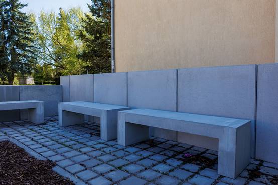 Der Haupteingang erhielt dafür eine neue Treppenanlage mit einer DIN-konformen Rampe sowie eine gestalterische Aufwertung der Außenanlage mit Sitzplätzen und Baumpflanzungen.