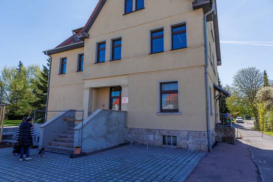 Der Haupteingang erhielt dafür eine neue Treppenanlage mit einer DIN-konformen Rampe sowie eine gestalterische Aufwertung der Außenanlage mit Sitzplätzen und Baumpflanzungen.