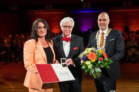 Katrin Götz (Vorsitzende des Stadtrates) und Oberbürgermeister Peter Kleine mit Dieter Höhnl. ©Henry Sowinski Katrin Götz (Vorsitzende des Stadtrates) und Oberbürgermeister Peter Kleine mit Dieter Höhnl.