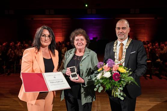 Katrin Götz (Vorsitzende des Stadtrates) und Oberbürgermeister Peter Kleine mit Petra Witzel. ©Henry Sowinski Katrin Götz (Vorsitzende des Stadtrates) und Oberbürgermeister Peter Kleine mit Petra Witzel.