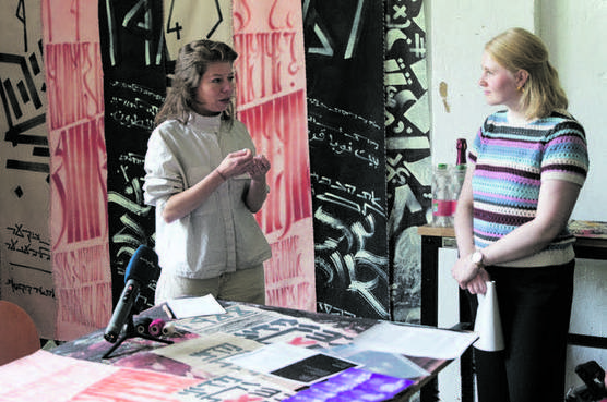 Sarah Cüppers im Gespräch mit der aktuellen Stipendiatin des Internationalen Atelierprogramms, der israelischen Künstlerin Ella Ponizovsky Bergelson, im Städtischen Atelierhaus ©Michael Zapfe Sarah Cüppers im Gespräch mit der aktuellen Stipendiatin des Internationalen Atelierprogramms, der israelischen Künstlerin Ella Ponizovsky Bergelson, im Städtischen Atelierhaus