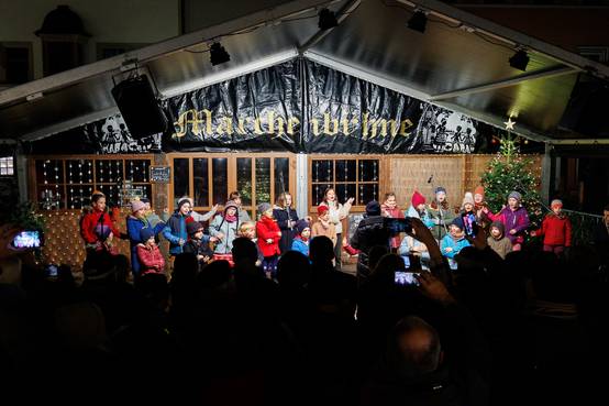 Jedes Jahr wird für die Märchenhütte auf dem Weimarer Weihnachtsmarkt ein anspruchsvolles Programm organisiert. Jedes Jahr wird für die Märchenhütte auf dem Weimarer Weihnachtsmarkt ein anspruchsvolles Programm organisiert.