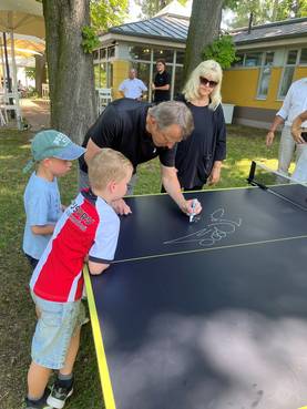 Ein besonderer Moment für alle Beteiligten – vor allem für die Kinder, die die neue Platte gemeinsam mit Jörg Roßkopf einweihen durften.