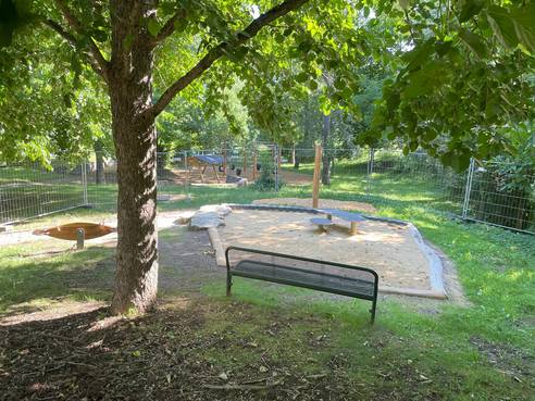 Neu angelegter und erweiterter Sandspielbereich ©Stadt Weimar Sandkasten mit Sitz- und Spielmöglichkeiten