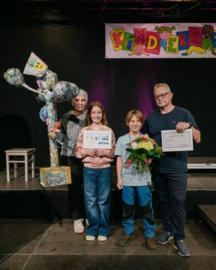 Die Bereitschaftspflegefamilie Kirchgässner/Käßner wurde mit dem Kinderrechtspreis 2025 ausgezeichnet.